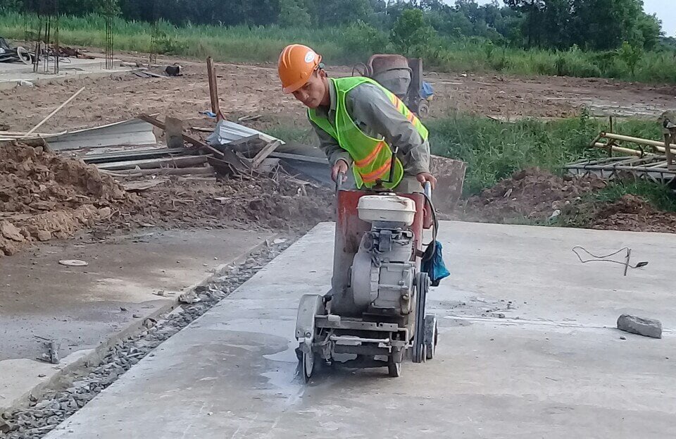 Cắt nền nhà bê tông bằng máy móc hiện đại