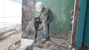 Công nhân đơn vị đang thực hiện đục phá bê tông tại nhà khách hàng