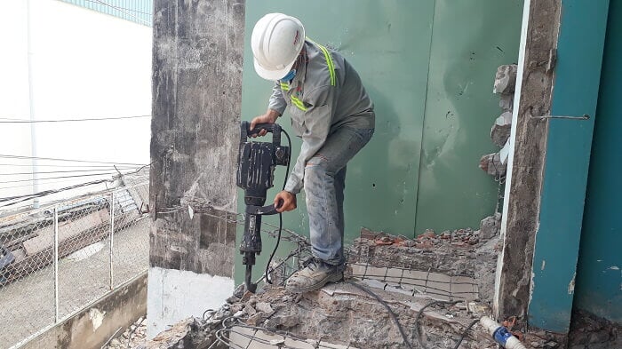 Công nhân đơn vị đang thực hiện đục phá bê tông tại nhà khách hàng