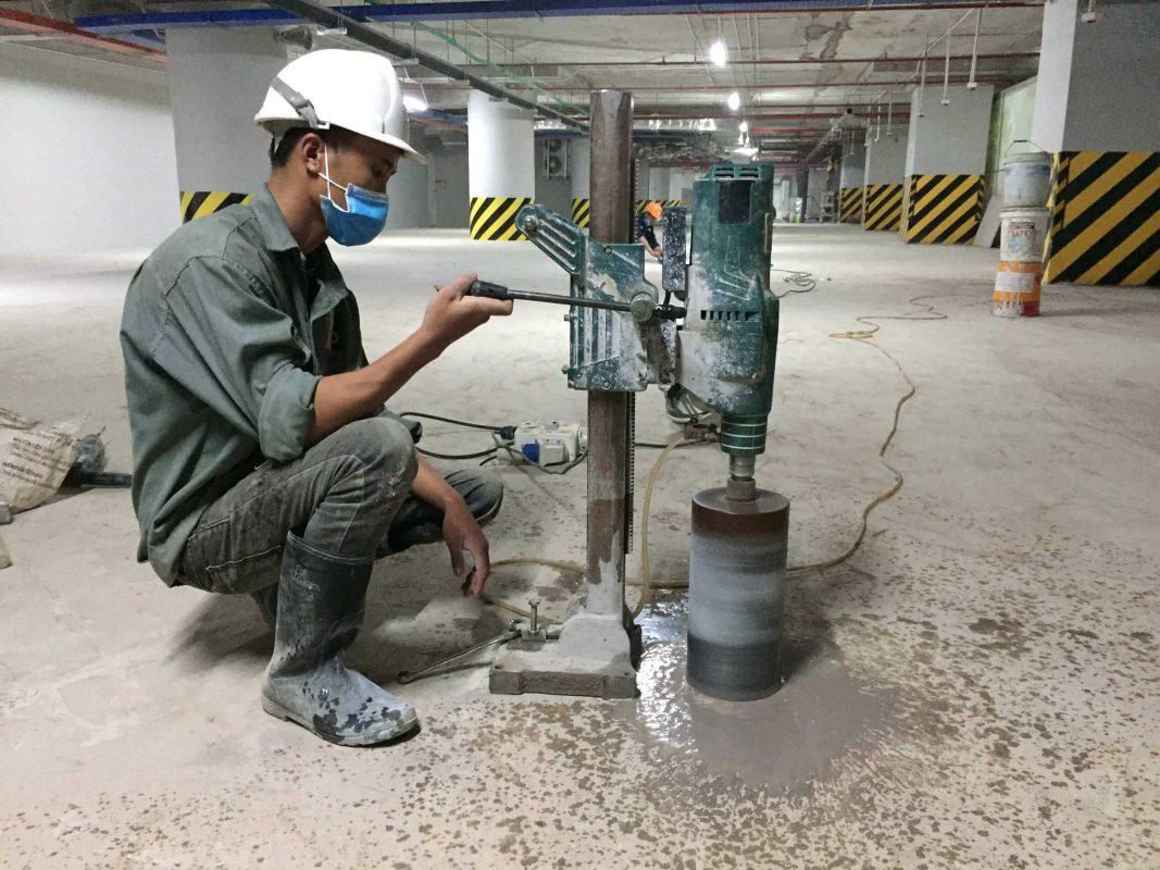 Công nhân lành nghề được hỗ trợ bởi máy móc hiện đại